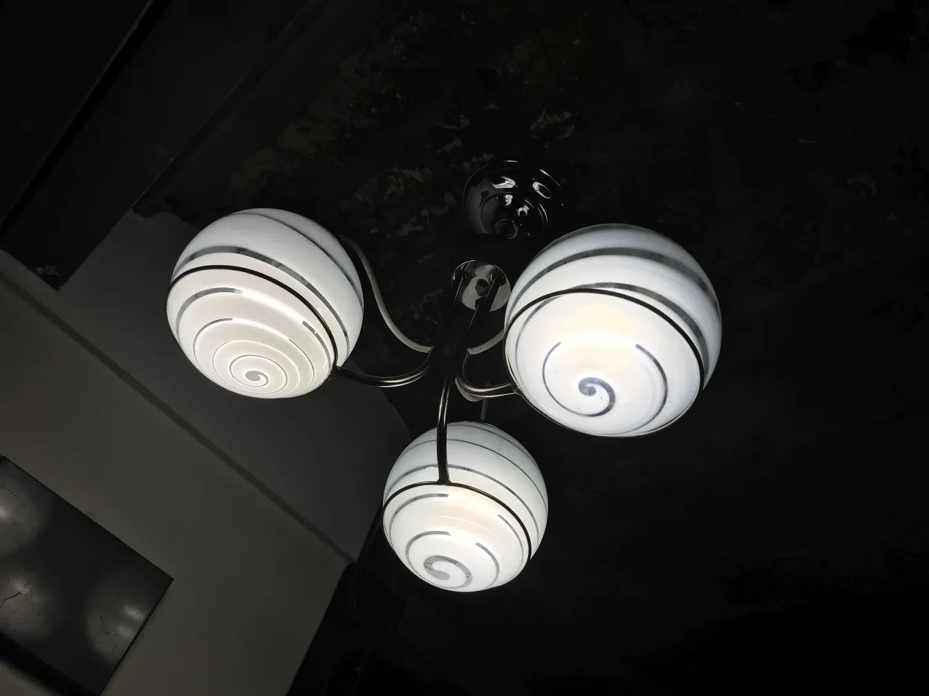 Lampada a sospensione antica con tre bulbi bianchi a spirale