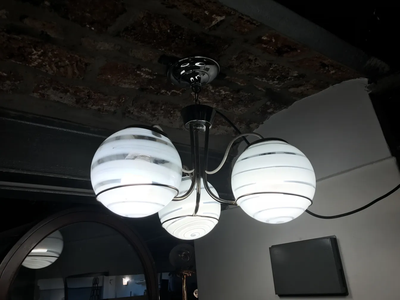 Lampada a sospensione con paralumi sferici bianchi decorativi