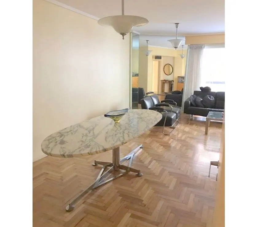 Античная подвесная лампа в современном интерьере.