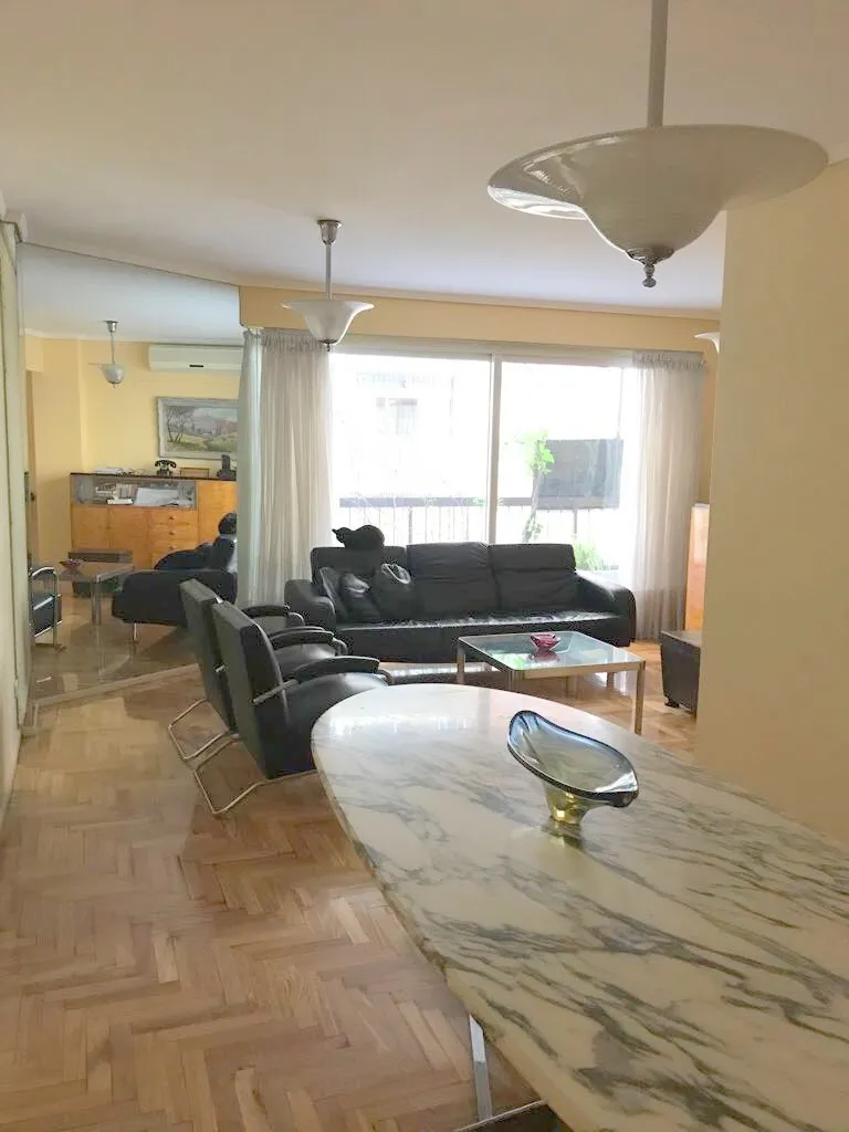 Lámpara de techo antigua en un salón moderno con muebles.