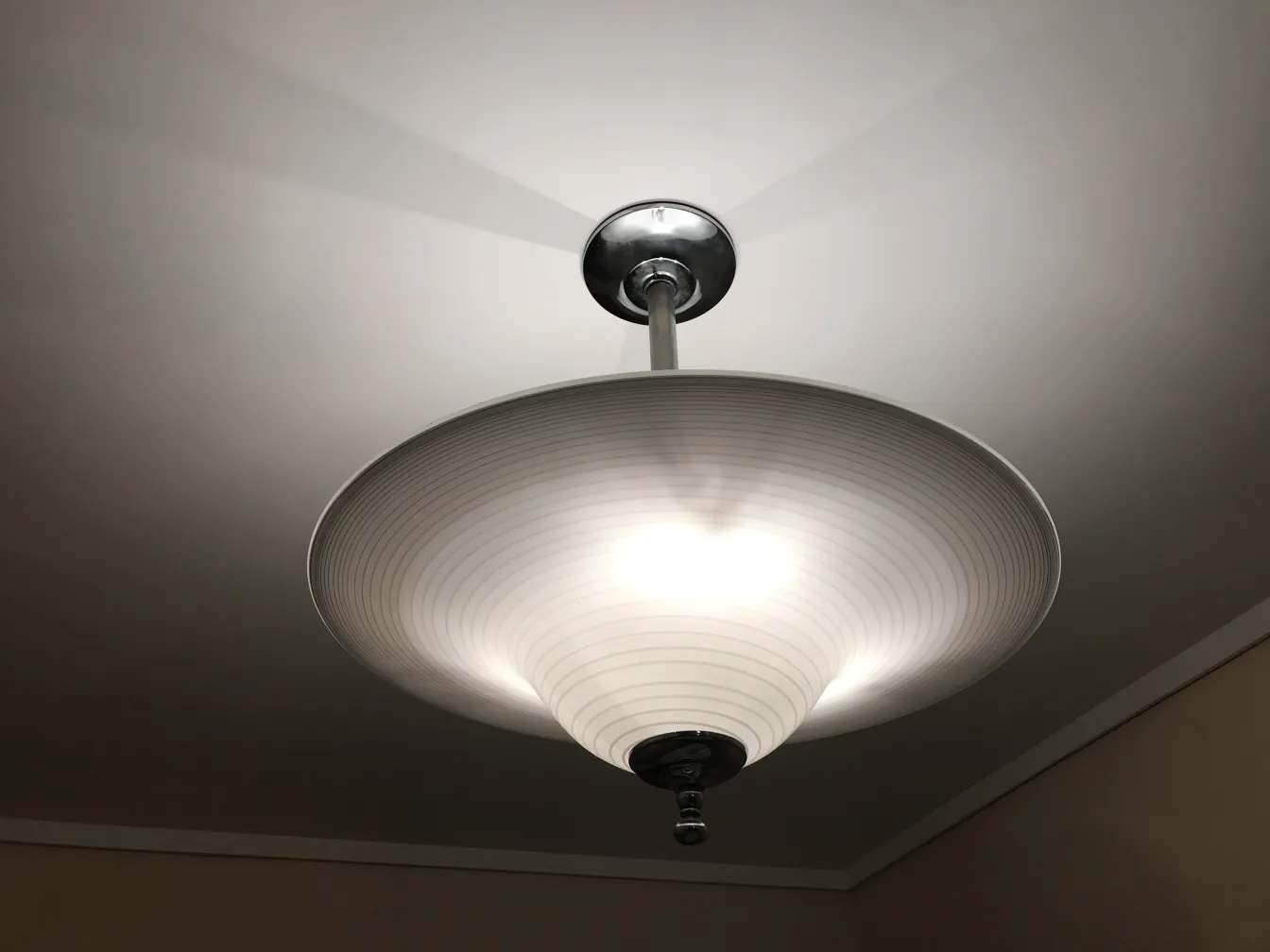 Lustre ancien avec un abat-jour conique et lumière douce