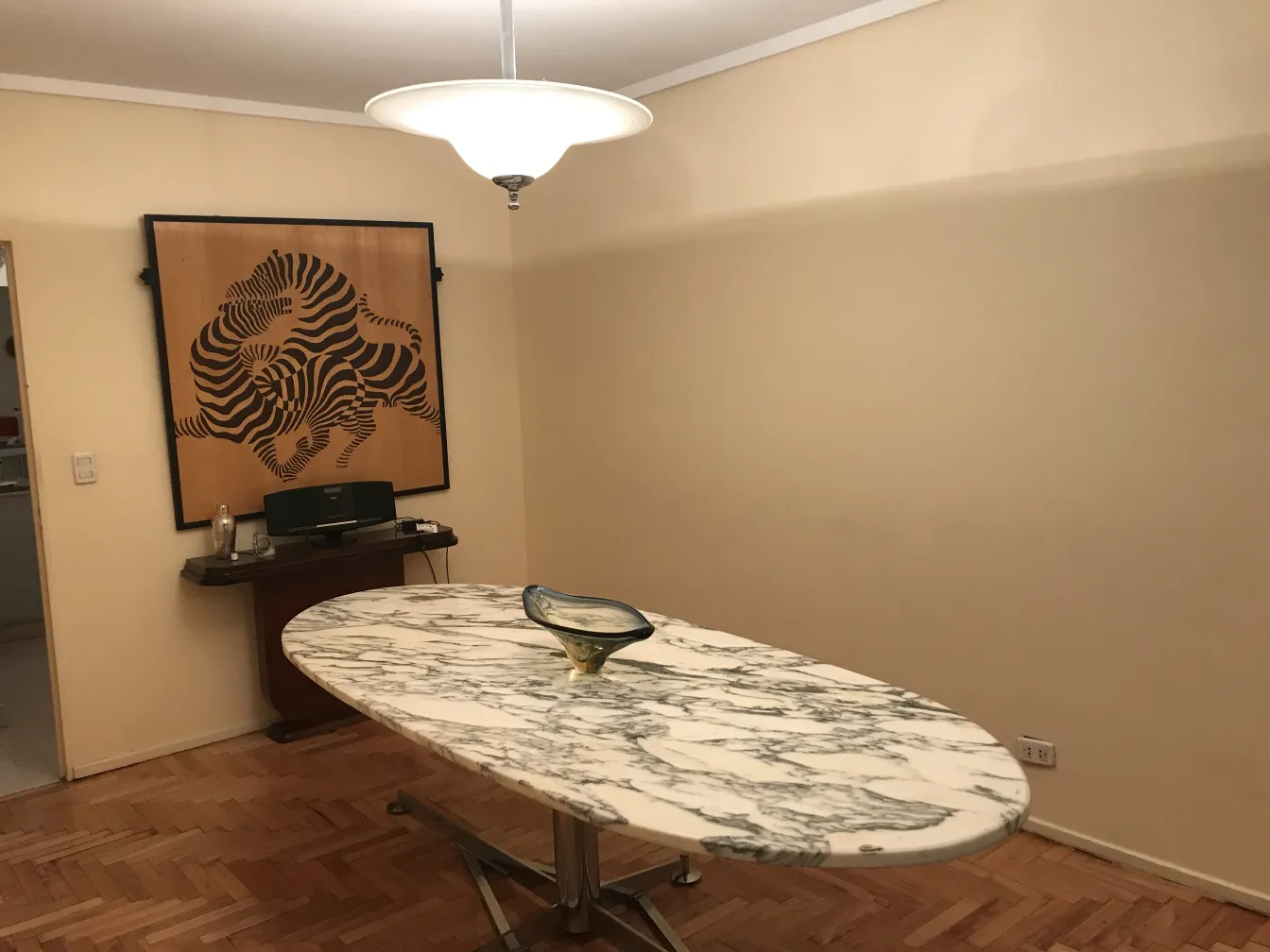 Античная подвесная лампа с классическим дизайном, освещающая комнату.