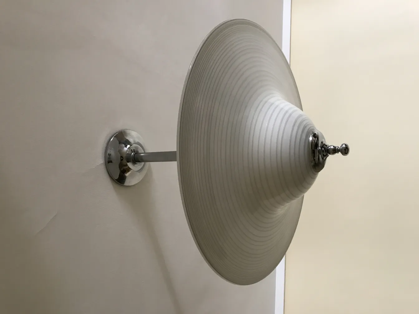 Lámpara de techo antigua blanca, suave y elegante, ideal para la decoración.