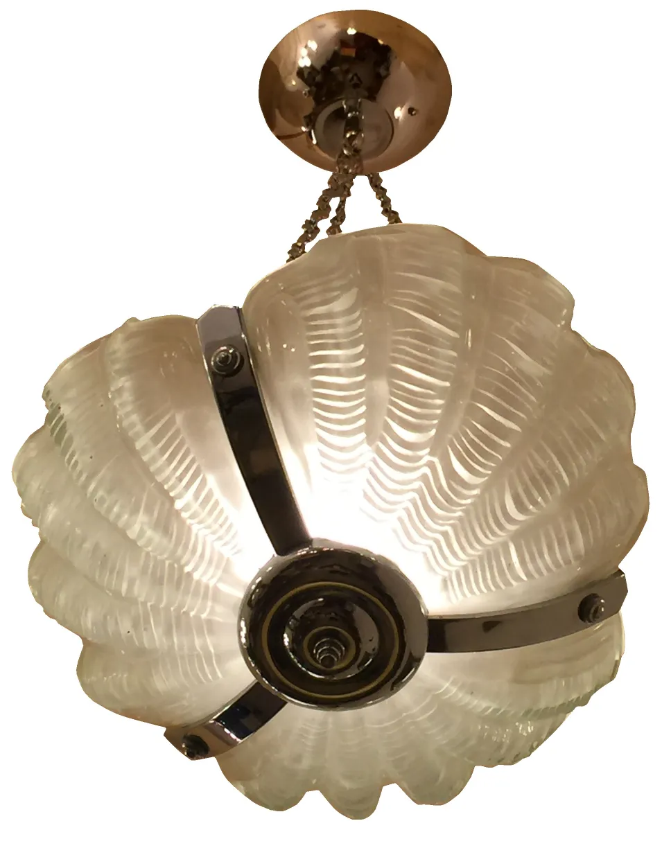 lustre ancien avec design élégant et détails en chrome, suspendu par une chaîne.