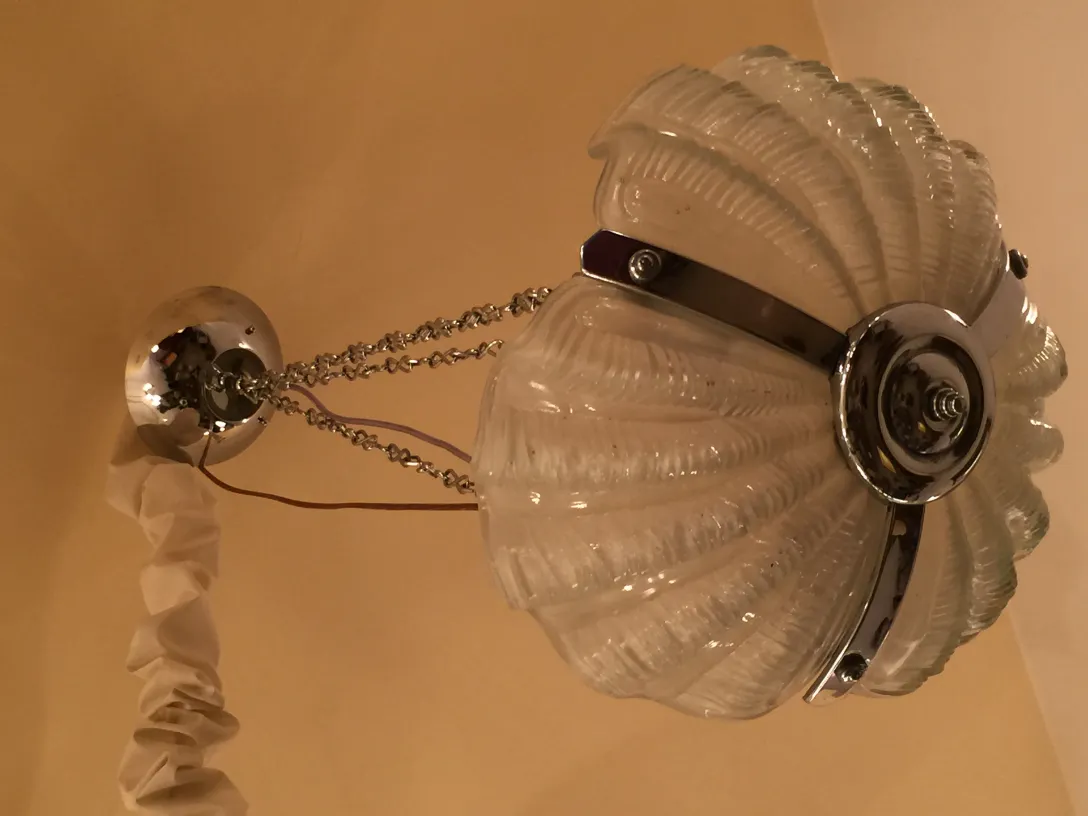 Antike Hängelampe mit muschelförmigem Glas und verchromten Details in einem gemütlichen Ambiente.