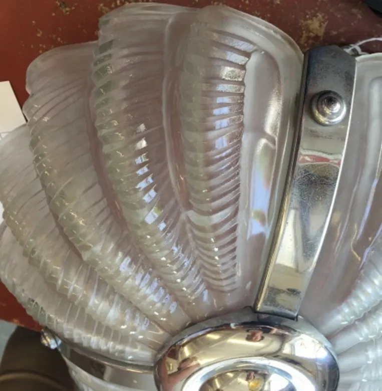 Lampada a sospensione antica con design a forma di conchiglia