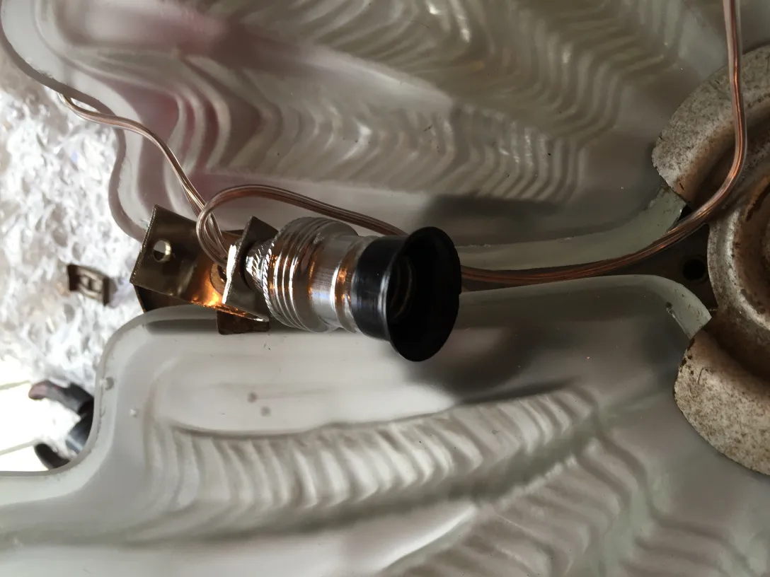 Vista di una lampada a sospensione antica con socket e cavo.