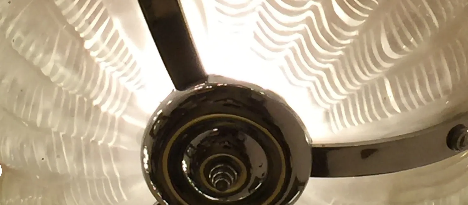 Lámpara de techo antigua con un diseño elegante y detalles en espiral.