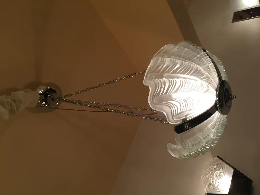 Antike Hängelampe mit glänzender Struktur und auffälligem Design in einer gemütlichen Umgebung.