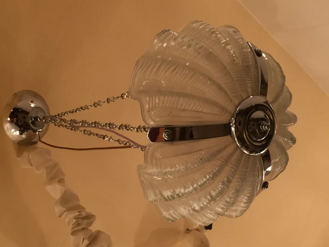 Antike Hängelampe aus Glas mit eleganten Details.