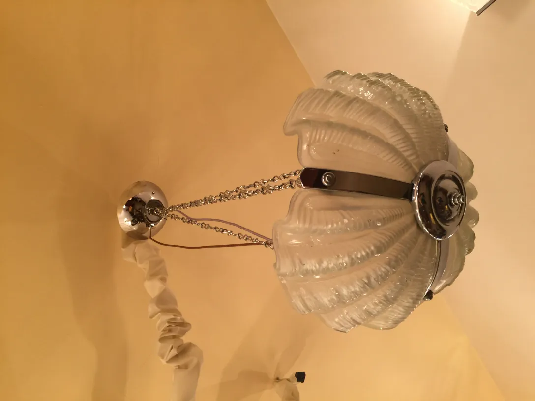 Lustre ancien avec un design unique et élégant, adapté à la décoration intérieure.