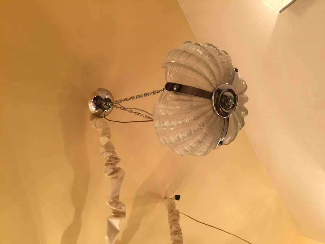 Lámpara de techo antigua con diseño de cristal y metal, ambiente cálido