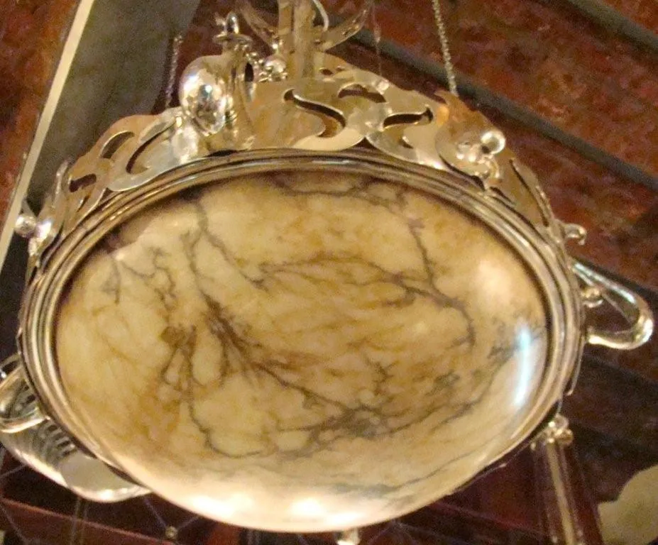 Lâmpada de teto antiga com base decorativa e detalhes elegantes