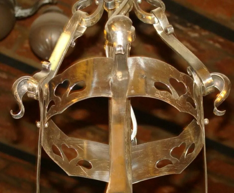 Lampada a sospensione antica con dettagli decorativi eleganti