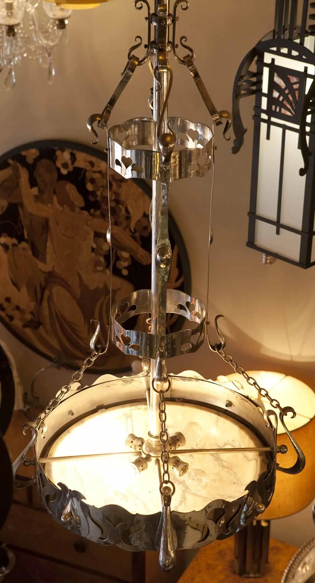 Antike Hängelampe mit elegantem Design im Raum.