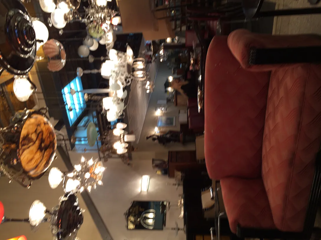 पुराना कांच का लटकता दीपक,nostalgic माहौल में सुरुचिपूर्ण सजावटी वस्तुएं।