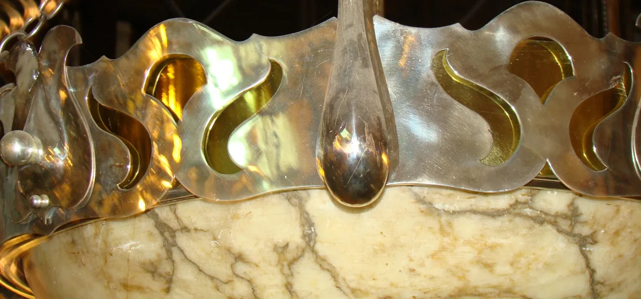 Lâmpada de teto antiga com detalhes brilhantes e elegantes