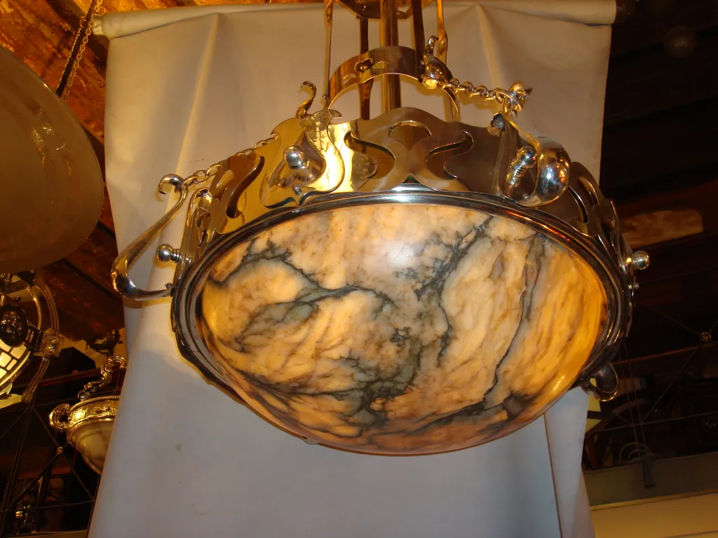 Superbe lustre ancien avec un design classique aux tons doux