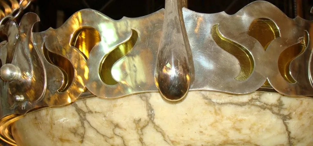 Lâmpada de teto antiga com decoração elegante e elaborada.