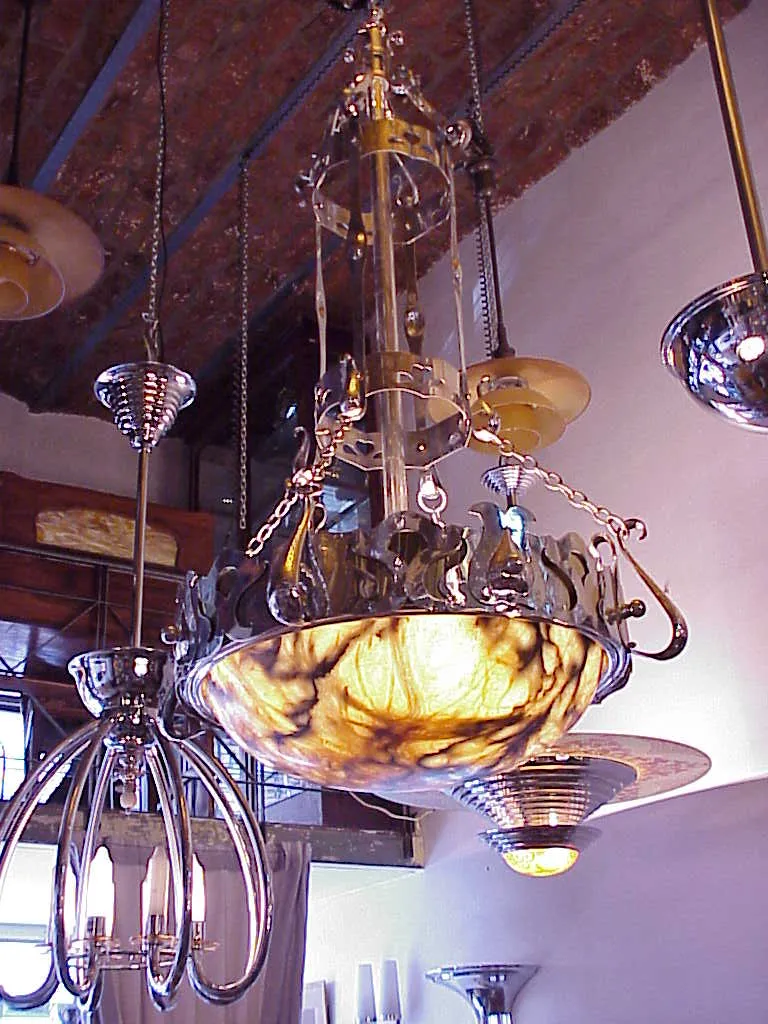 Lampada a sospensione antica con dettagli decorativi e stile classico