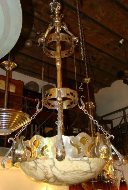 Lampada a sospensione antica con design decorativo in un ambiente vintage.