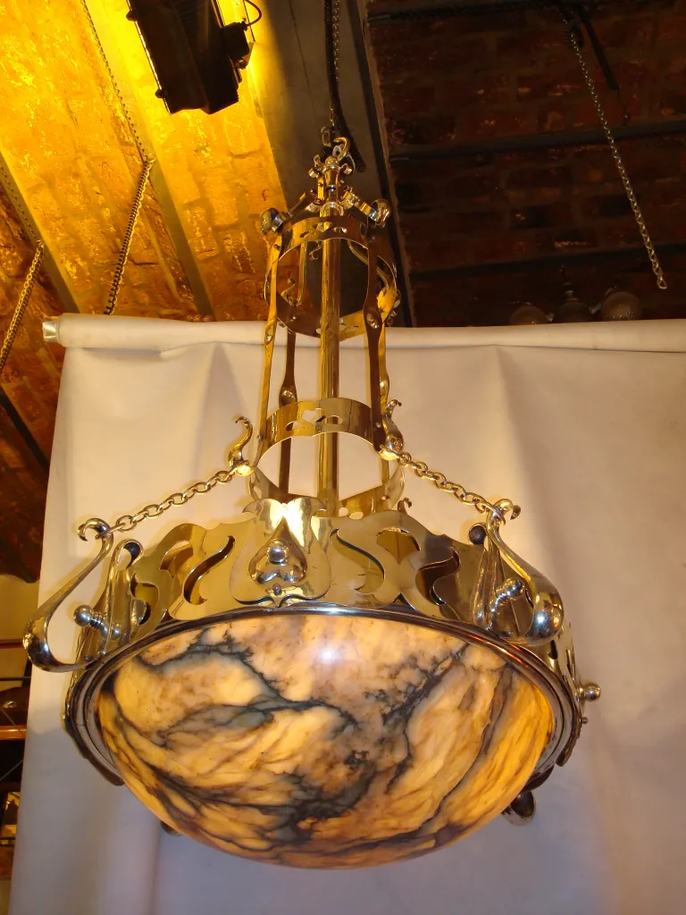 Lampada a sospensione antica con base dorata e sfera decorativa.