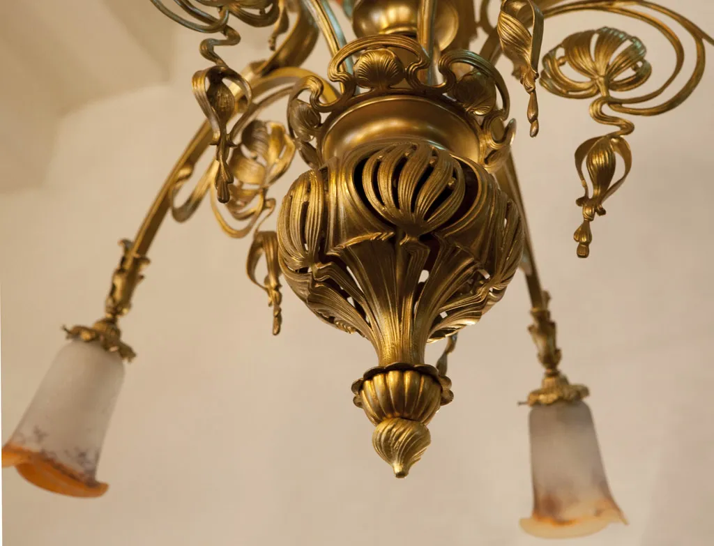 lampada a sospensione antica con dettagli in bronzo elaborati