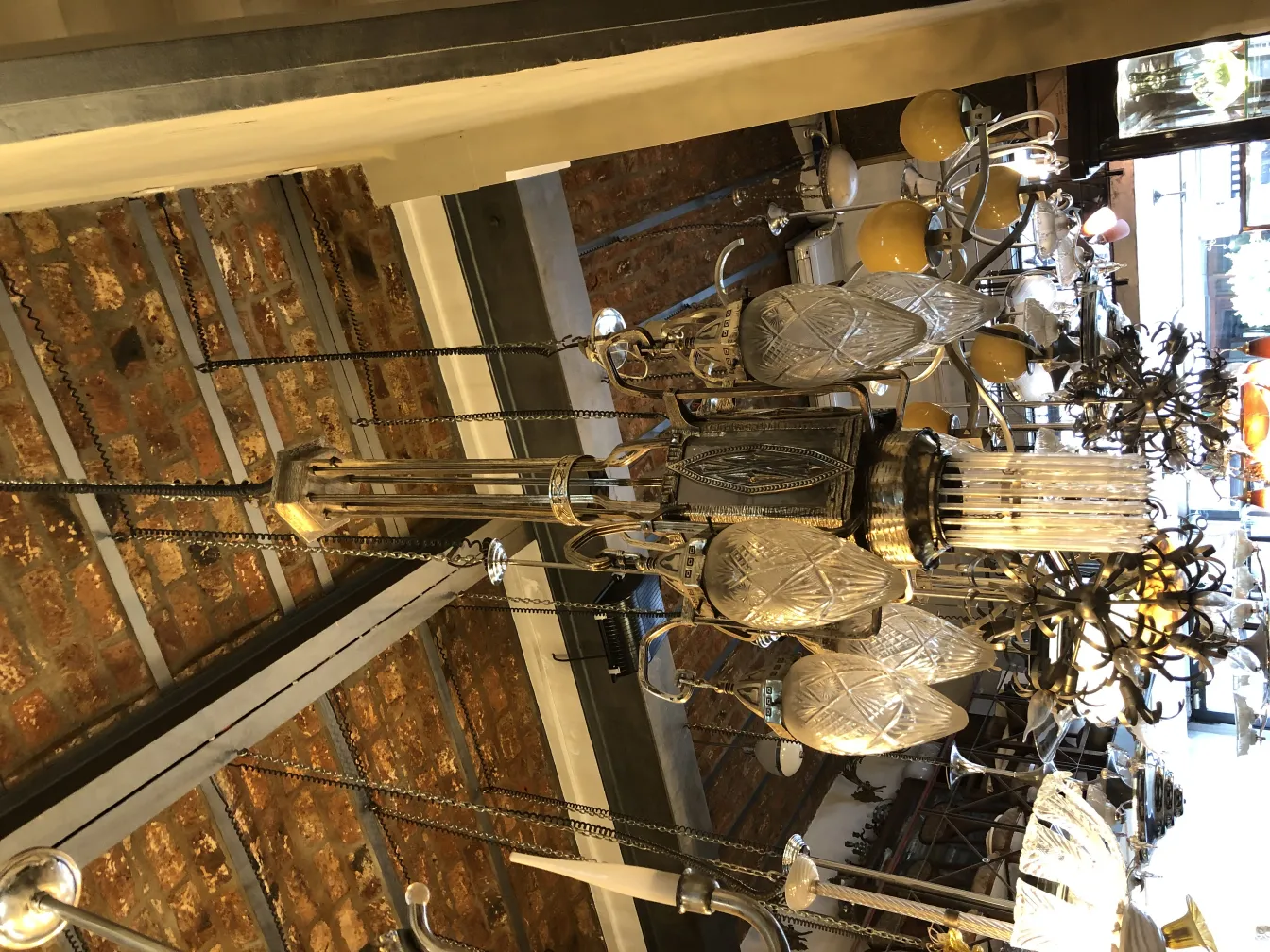 Antike Hängelampe mit glänzenden Kristallen in einem Vintage-Umfeld