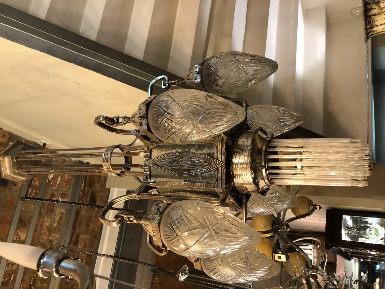 प्राचीन और आकर्षक लटकता दीपक, एक सुरुचिपूर्ण वातावरण में।