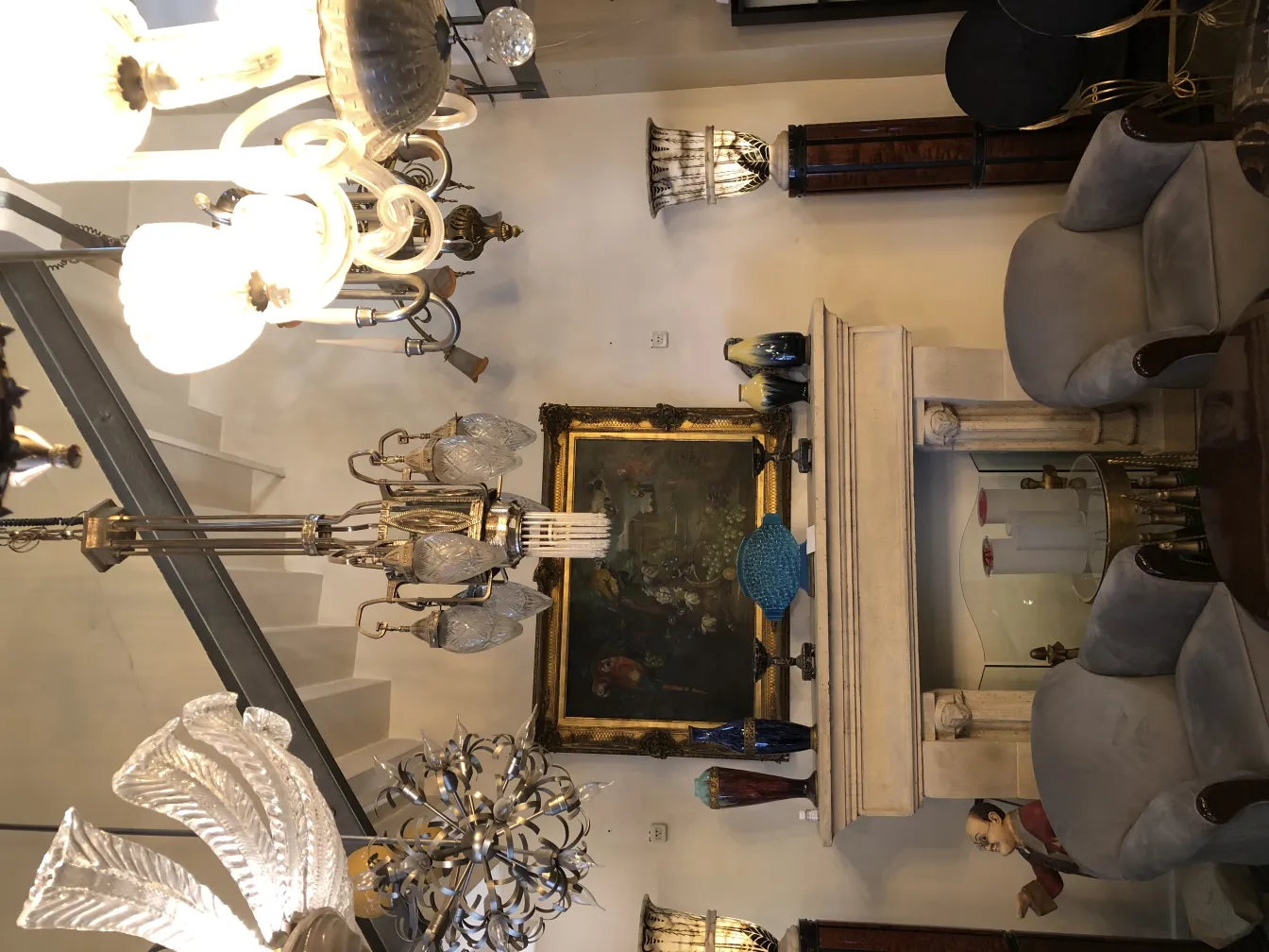 Lâmpada de teto antiga com várias luzes em um ambiente elegante