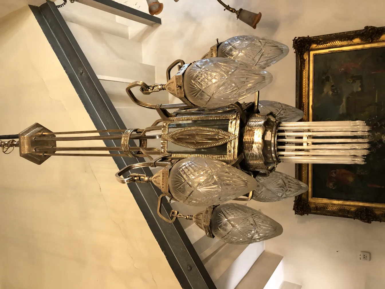 Antike Hängelampe mit filigranen Glasschirmen und elegantem Design