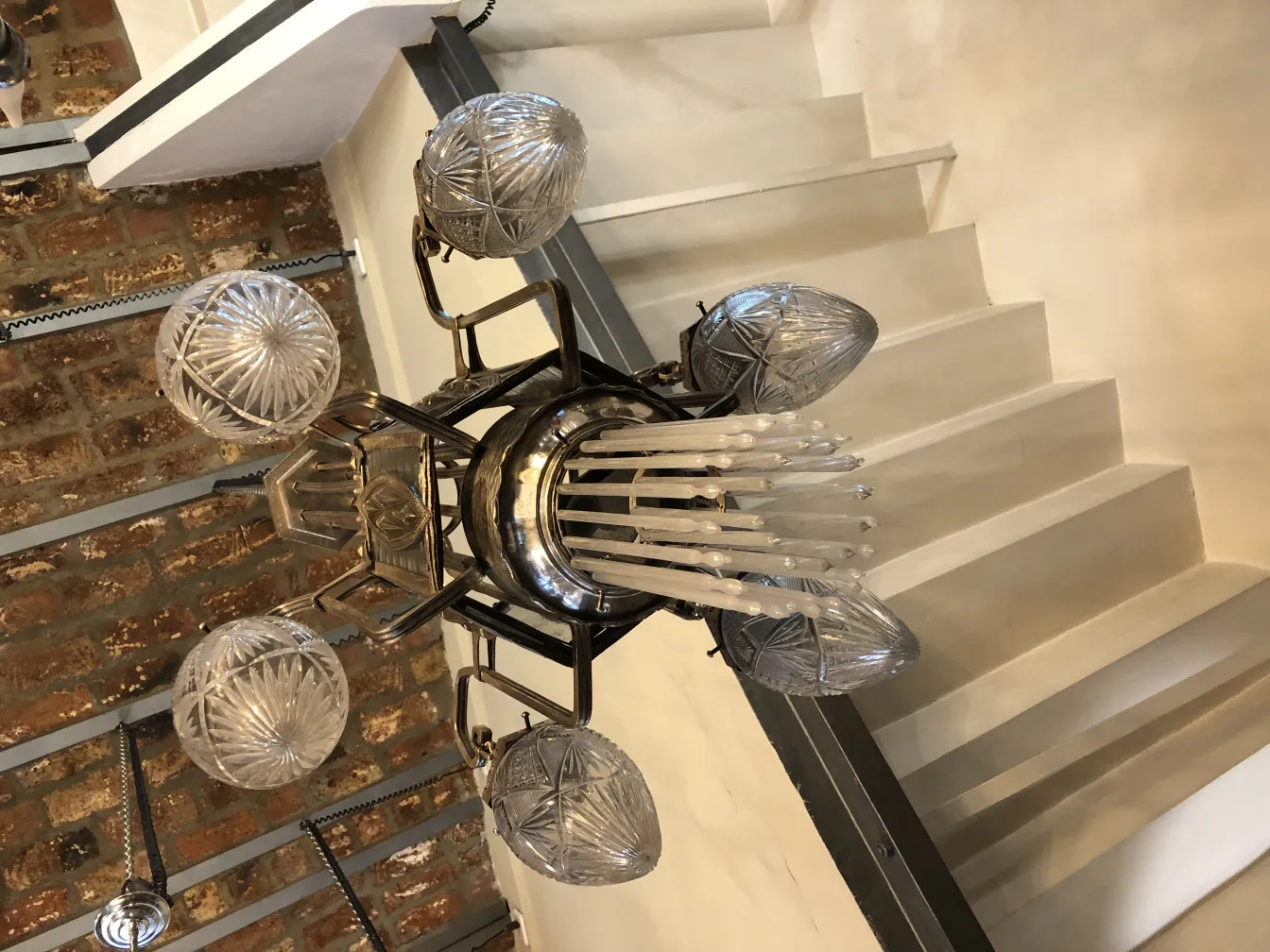 lampada a sospensione antica con vetro decorato e luci brillanti