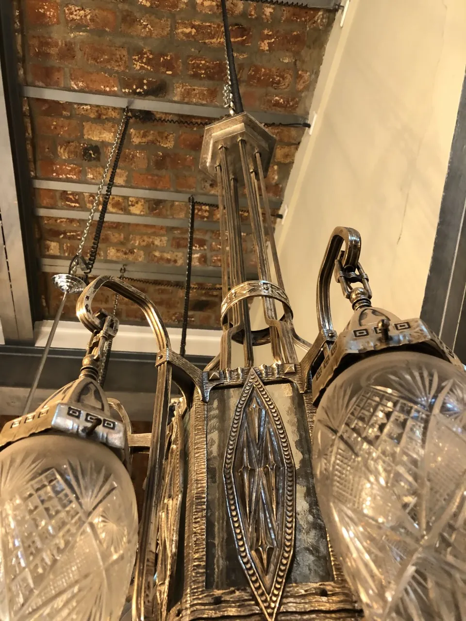 Lâmpada de teto antiga com design elegante e detalhes em vidro em um ambiente acolhedor.