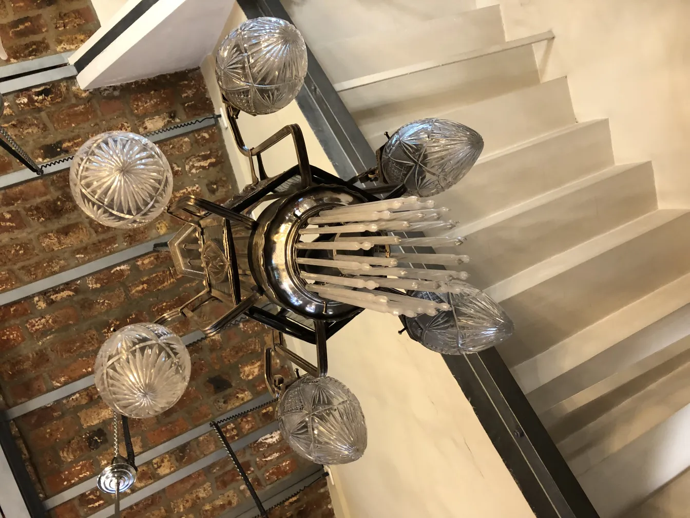 Lampada a sospensione antica con dettagli in vetro a forma di sfera, ideale per decorazioni vintage.