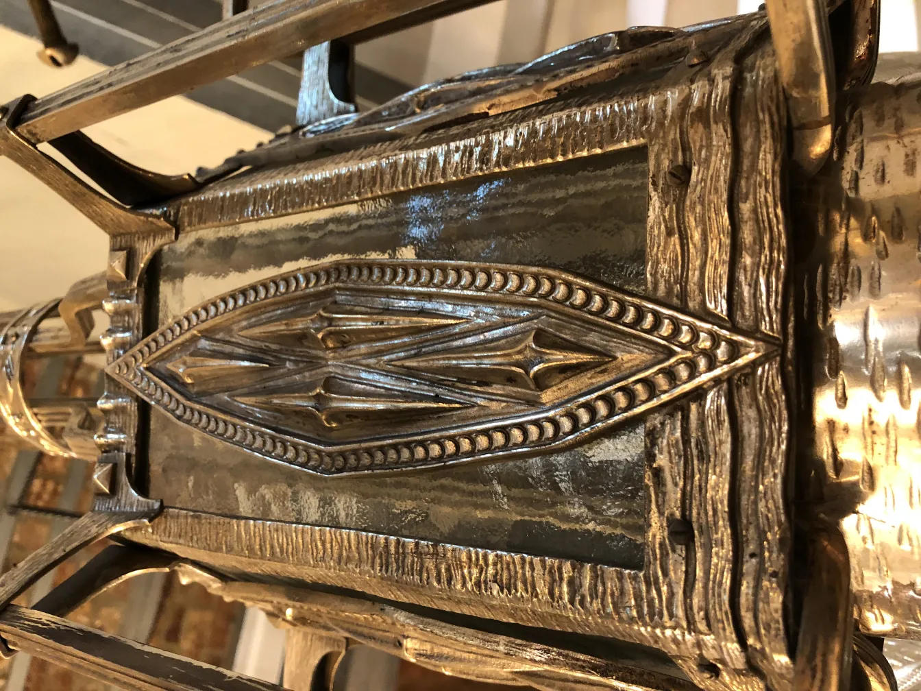 Lampada a sospensione antica con dettagli decorativi eleganti.