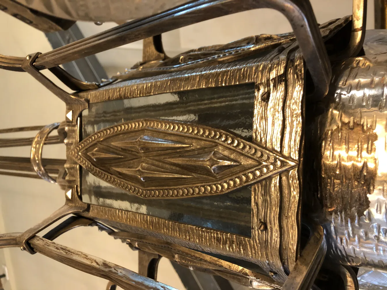 Lustre ancien avec design orné, embellissant l'environnement.
