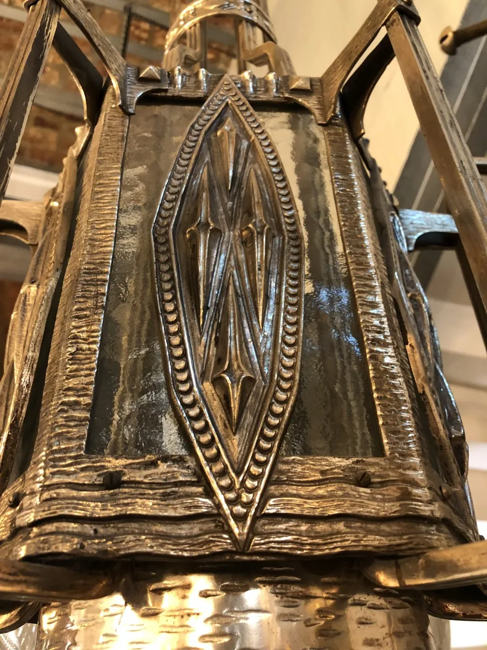 पुरानी-लटकती-दीपक-जिसमें-धातु-का-विशेष-डिज़ाइन-है