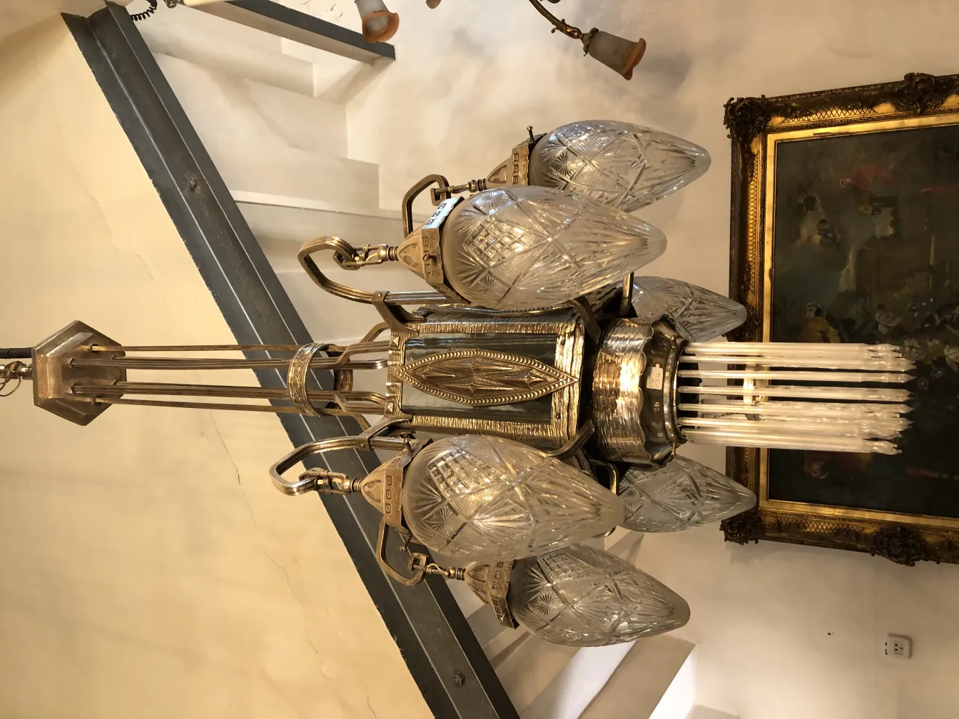 Lustre ancien avec des abat-jours en forme de fleur