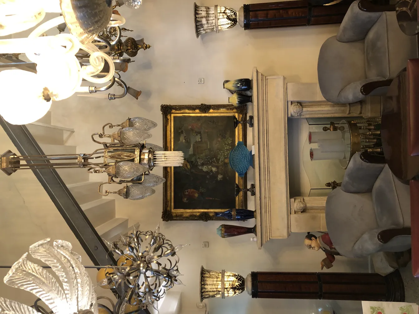 Lâmpada de teto antiga com detalhes elegantes e luzes