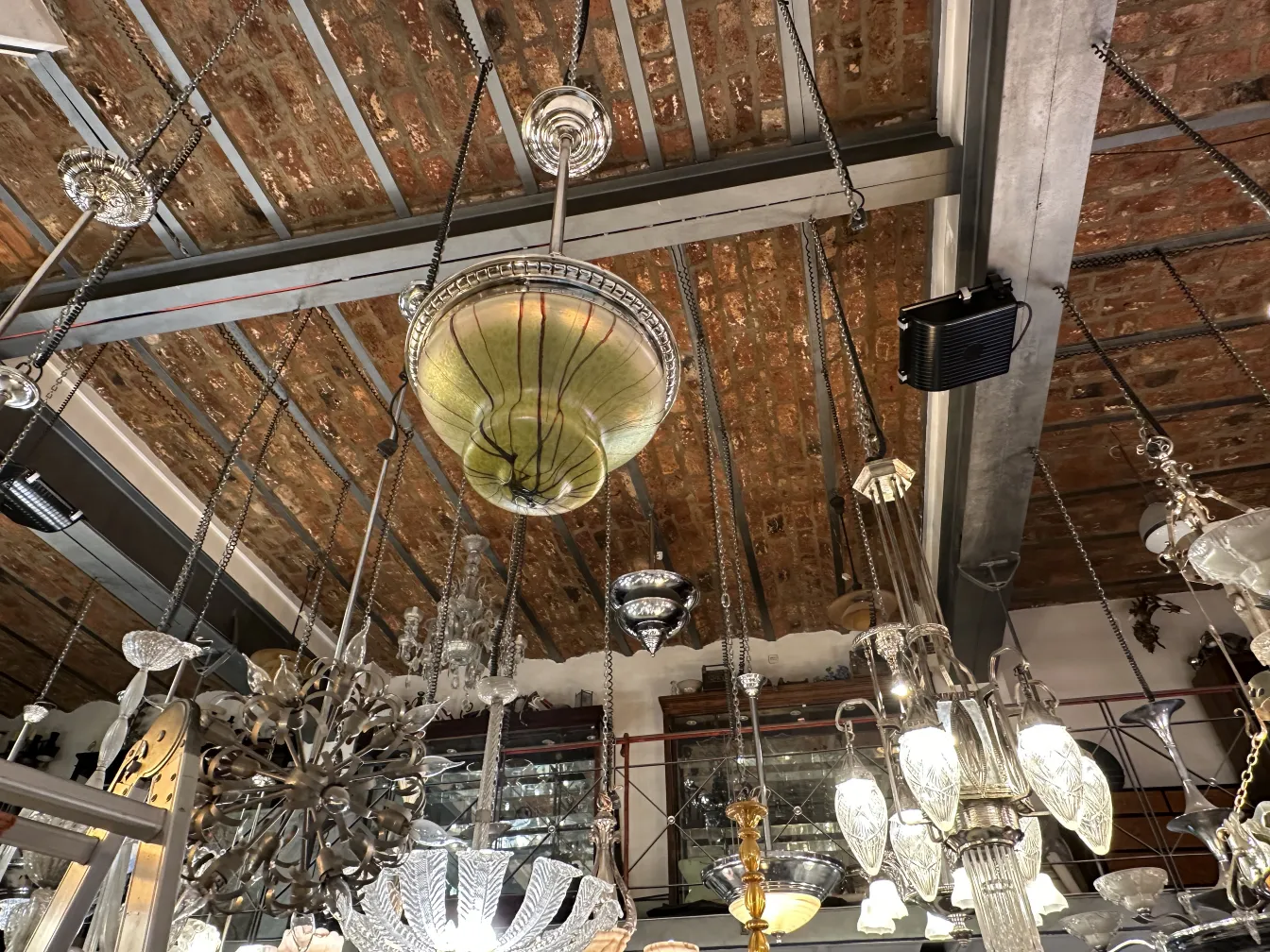 Lampada a sospensione antica in vetro, che aggiunge fascino a uno spazio accogliente.