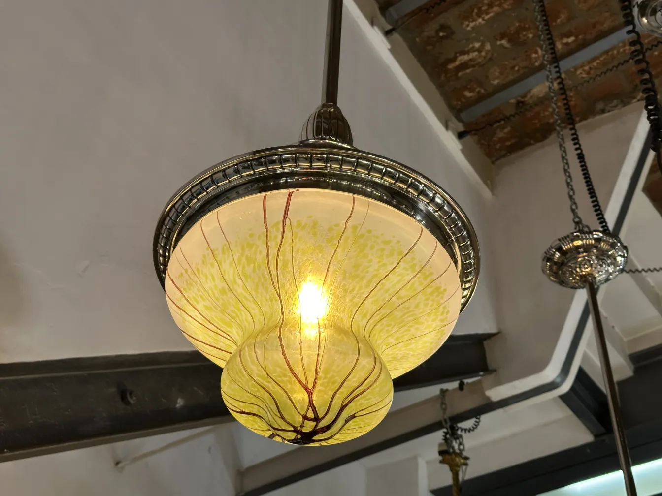 Lampada a sospensione antica con design floreale giallo
