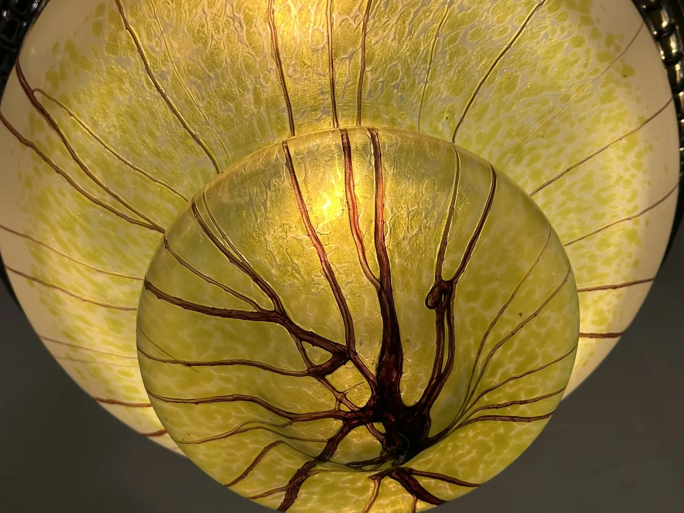 lampada a sospensione antica gialla con design dettagliato