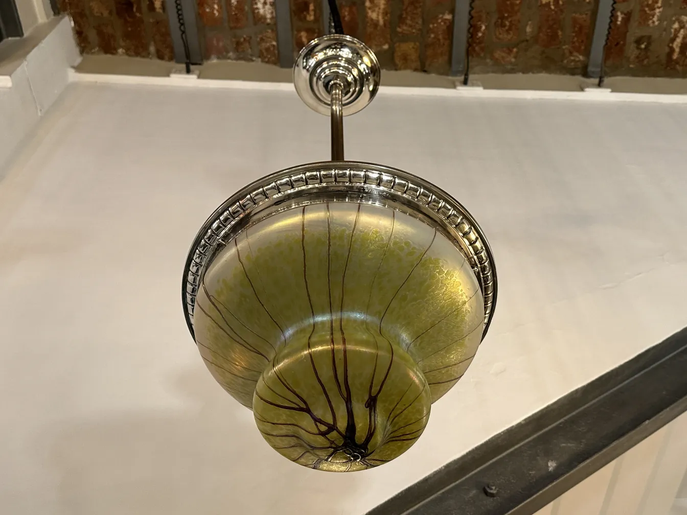 古老的吊灯，带有绿色分支设计