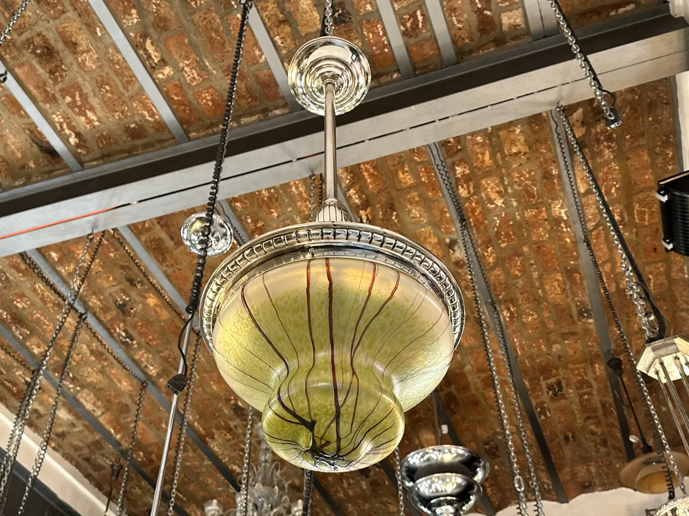 Lustre ancien avec design artistique, couleur verte et détails d'ambiance.