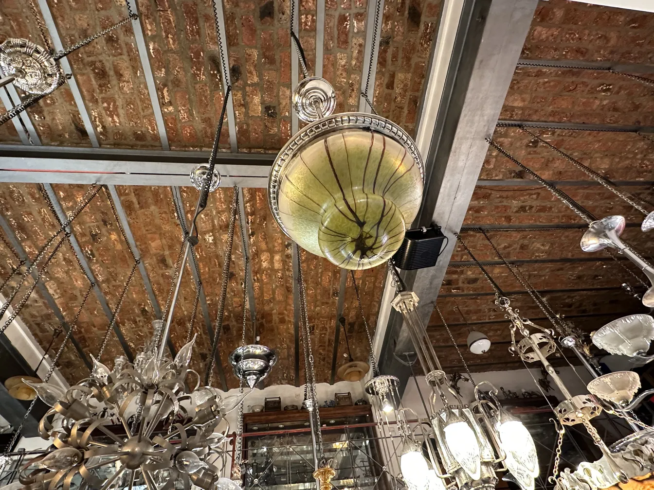 Antica lampada a sospensione in vetro, elegante e decorativa, sospesa in un ambiente vintage.