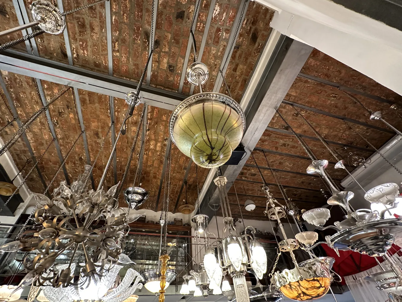 複雑な仕上げのある古いハンギングランプ、他のランプに囲まれています。