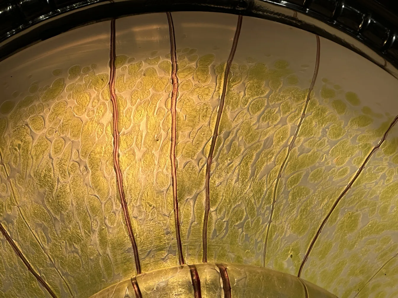 Lampada a sospensione antica con design in vetro intricato, luce calda.