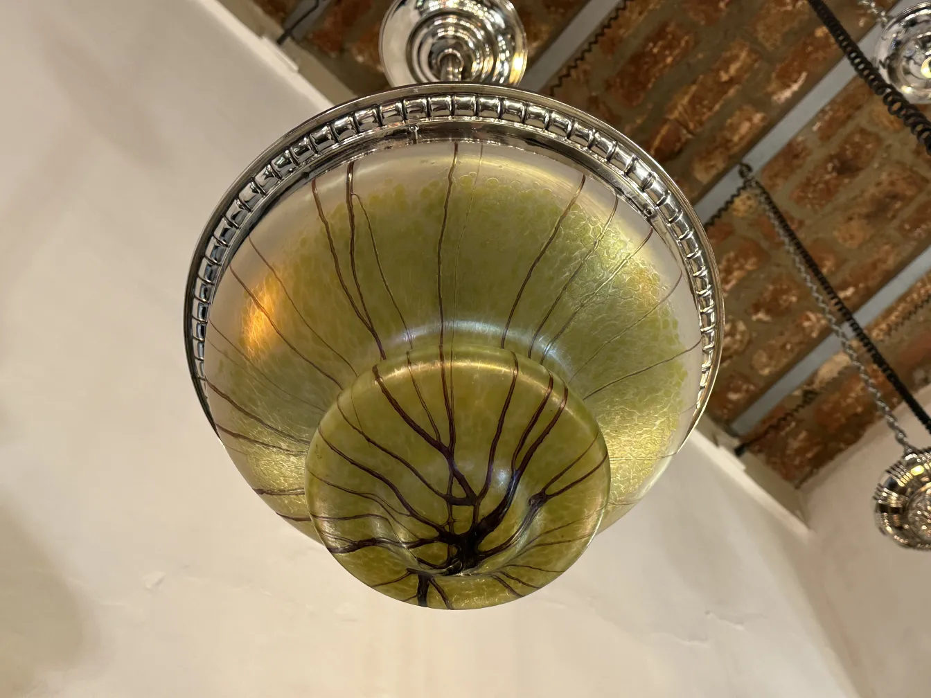 Lustre antique avec un design unique et élégant, ambiance chaleureuse.