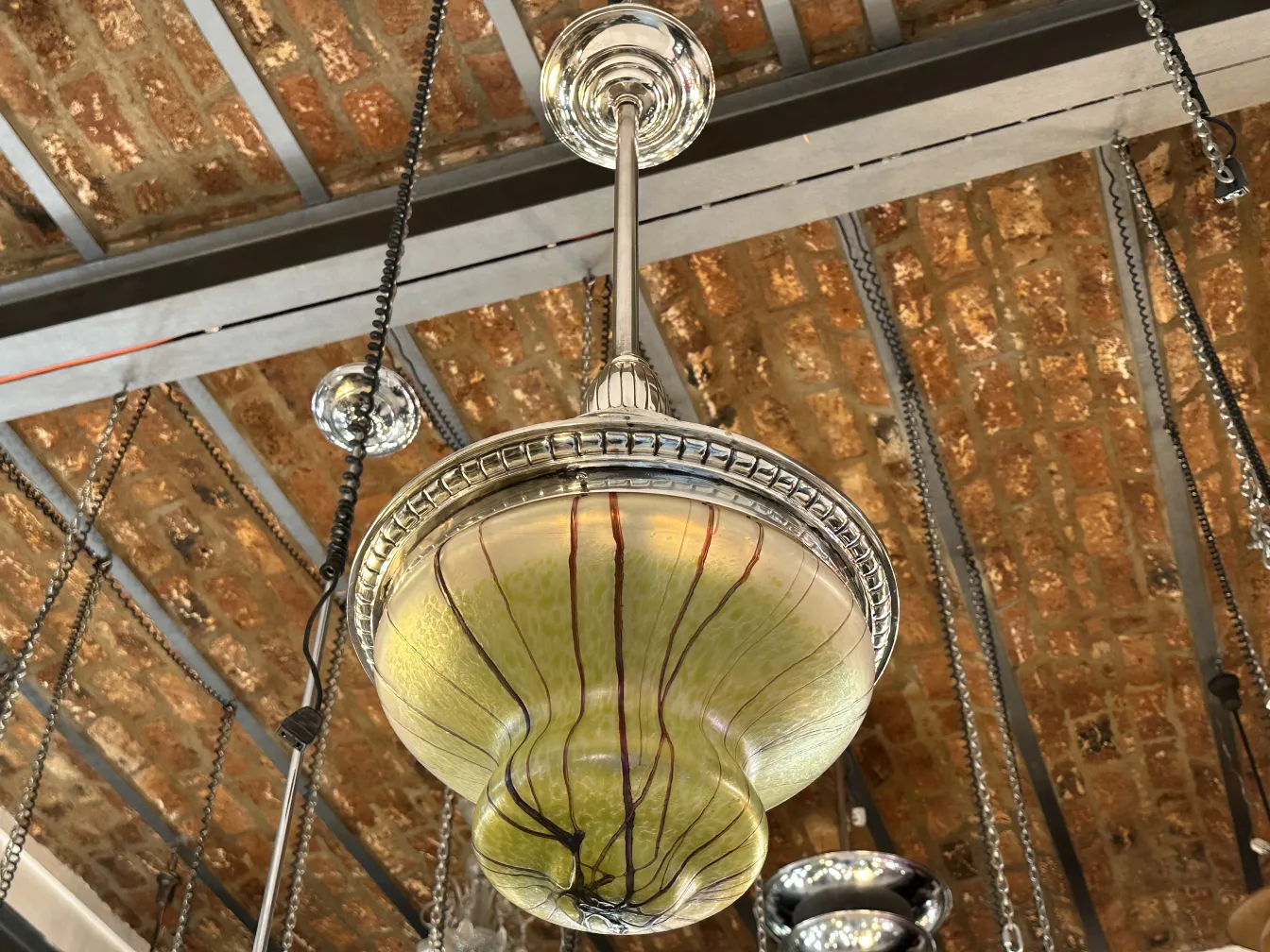 Lámpara de techo antigua con un diseño único y elegante