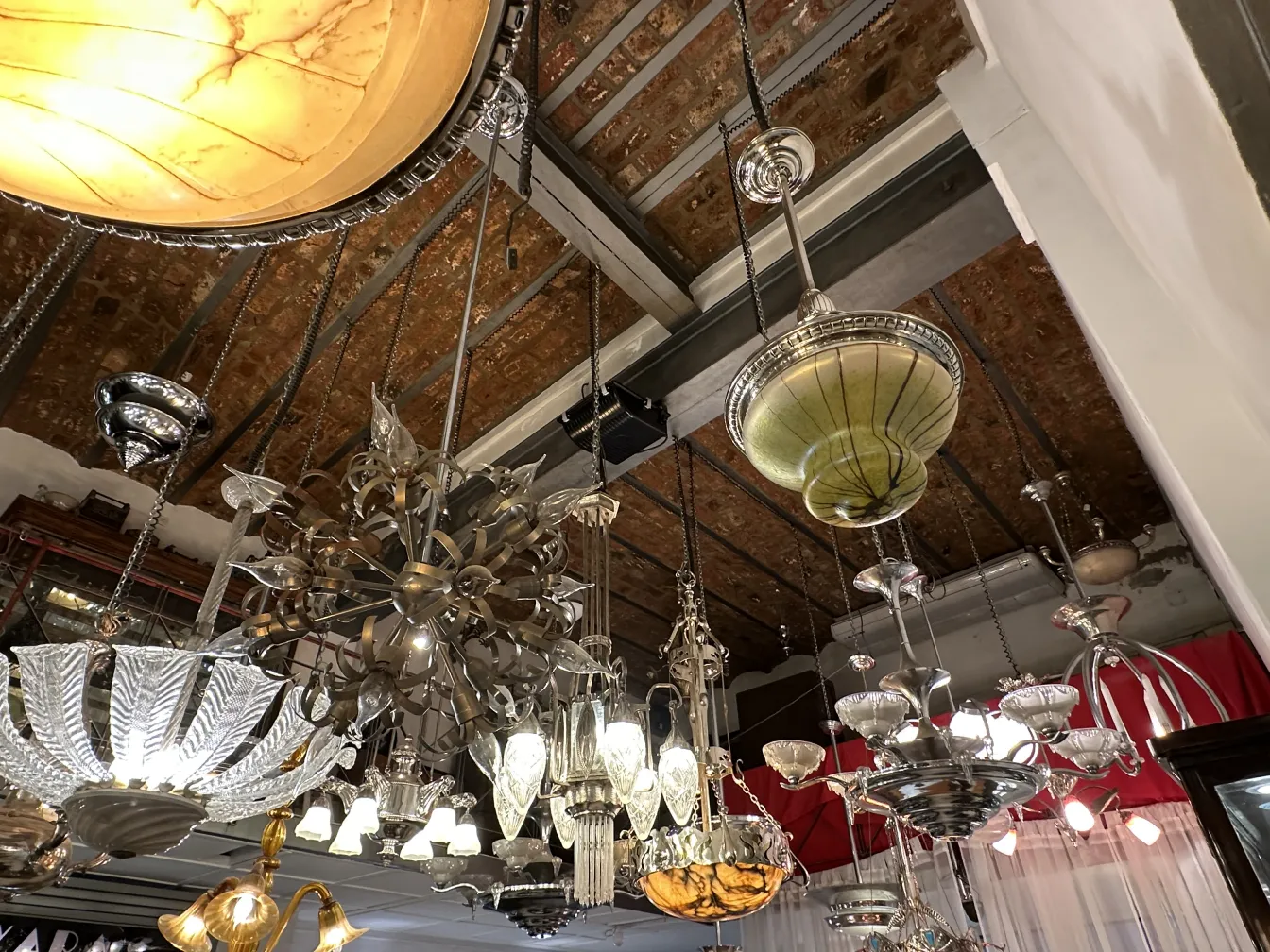 Lampada a sospensione antica con design ornamentale in vetro e metallo